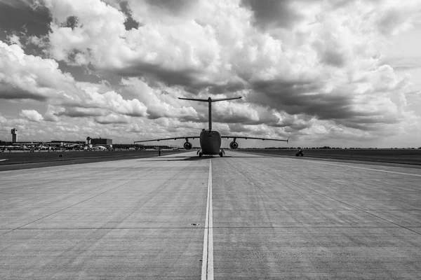 Militärtransporter Antonow an-178 auf dem Rollweg. Warten auf den Start. — Stockfoto