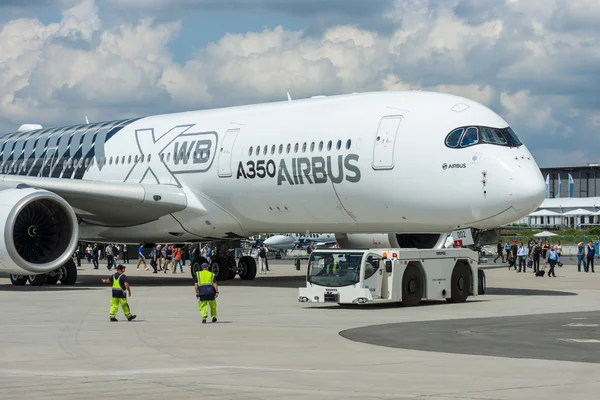 The newest Airbus A350 XWB at the airfield. — Stock Photo, Image