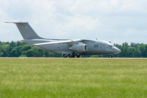 Preparing for takeoff military transport aircraft Antonov An-178. — Stock Photo, Image