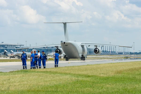 Avión de transporte militar Antonov An-178 en la pista de rodaje . —  Fotos de Stock