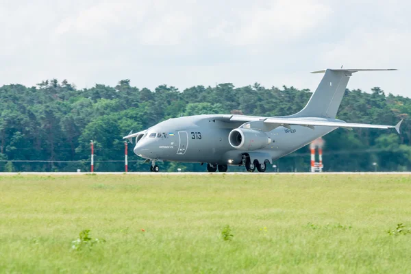 Preparing for takeoff military transport aircraft Antonov An-178 — Stock Photo, Image