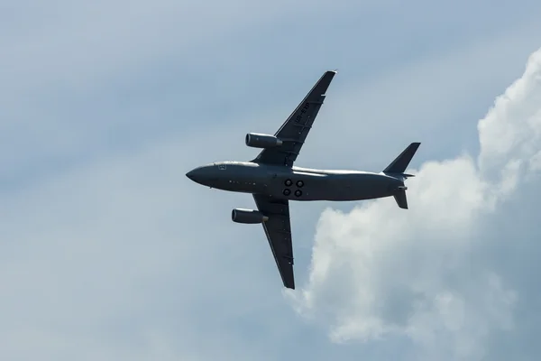Demonstrationsflug des militärischen Transportflugzeugs Antonow an-178. — Stockfoto
