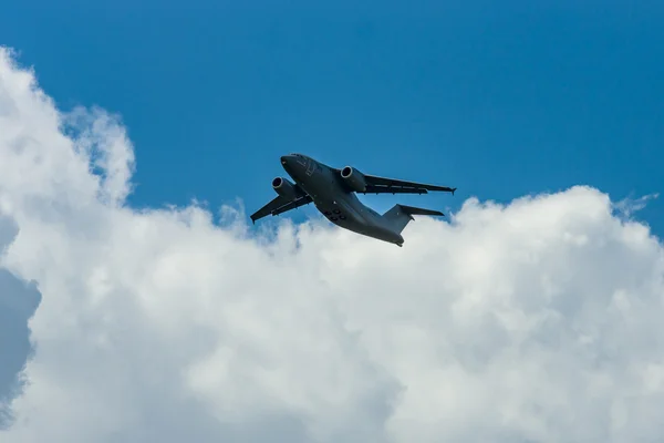 Demonstrationsflug des militärischen Transportflugzeugs Antonow an-178. — Stockfoto