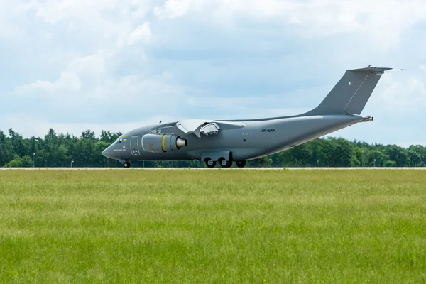 Aterrizaje de un avión de transporte militar Antonov An-178 —  Fotos de Stock