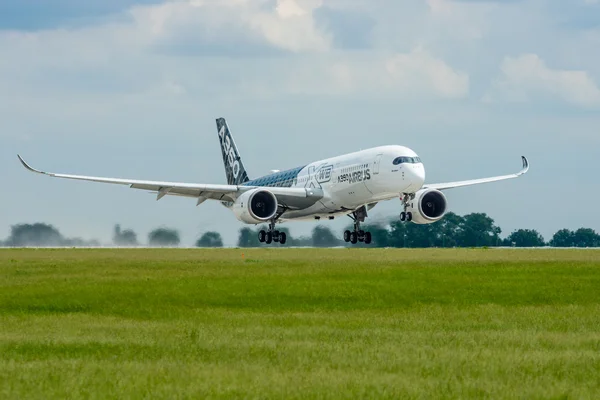 Start eines Flugzeugs Airbus A350 xwb — Stockfoto