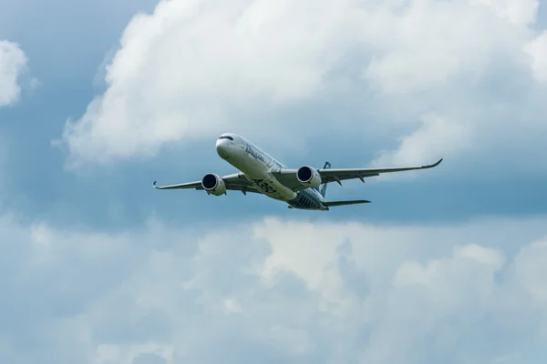 Penerbangan demonstrasi Airbus A350 XWB — Stok Foto