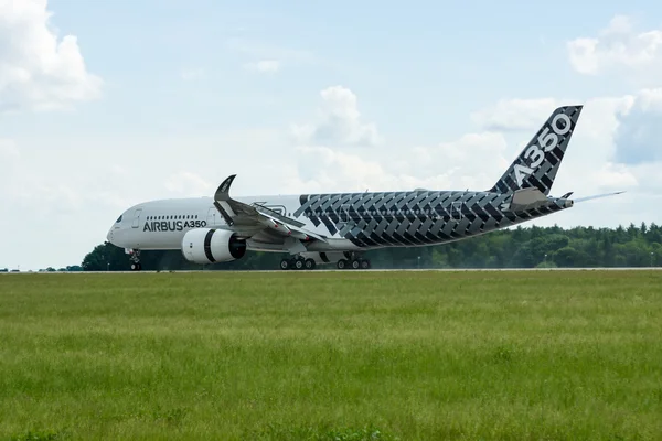 Der neueste Airbus A350 xwb auf dem Flugplatz — Stockfoto