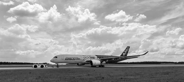 Der neueste Airbus A350 xwb auf dem Flugplatz. — Stockfoto