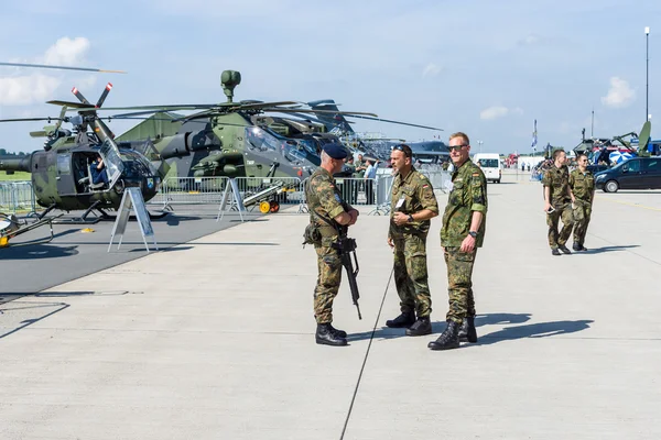 Policía militar en el aeródromo . — Foto de Stock