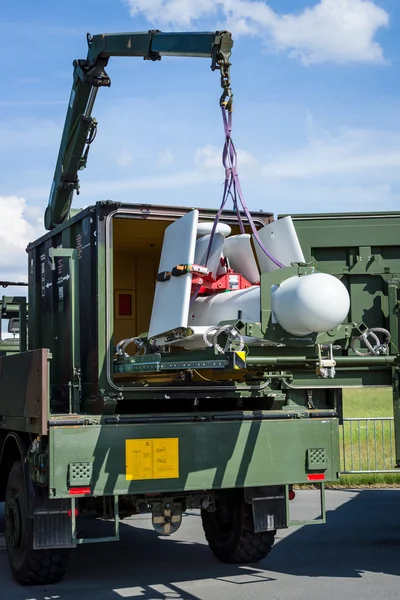 Un véhicule aérien sans pilote (UAV) avec des caractéristiques furtives Rheinmetall KZO en position de transport . — Photo