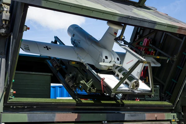 Veicolo aereo senza equipaggio (UAV) con caratteristiche stealth Rheinmetall KZO in posizione di partenza . — Foto Stock