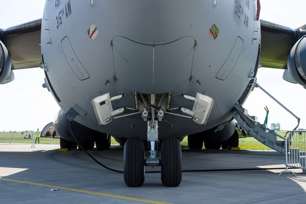 O trem de pouso frontal de um levantador aéreo estratégico e tático Boeing C-17 Globemaster III . — Fotografia de Stock