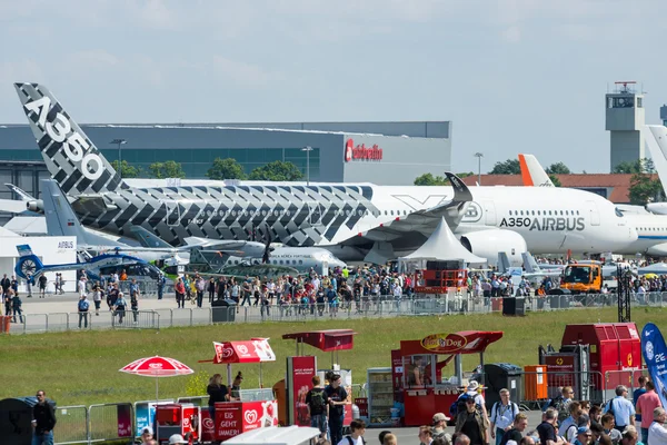 De nieuwste Airbus A350 Xwb op het vliegveld. — Stockfoto