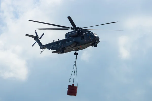 Heavy-lift lading helikopter Sikorsky Ch-53 zee hengst van het Duitse leger met apparatuur voor brandbestrijding. — Stockfoto