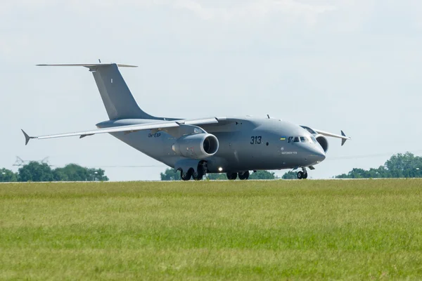 Voorbereiden van opstijgen militair transportvliegtuig Antonov An-178. — Stockfoto