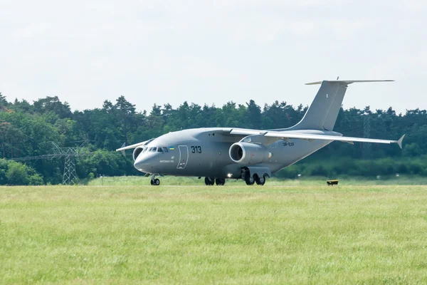 Preparing for takeoff military transport aircraft Antonov An-178. — Stock Photo, Image