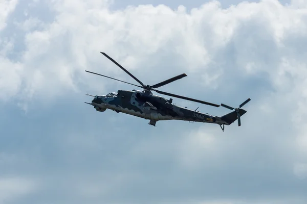 Атакующий вертолет Ми-24 Хинд . — стоковое фото