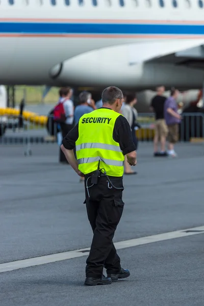 Sicherheitspersonal am Flugplatz. — Stockfoto