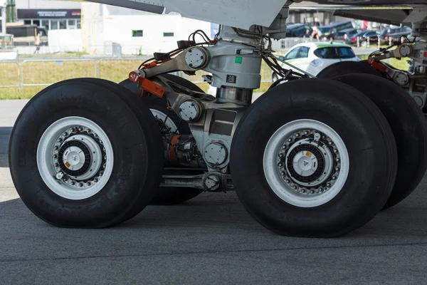 Landing gear of the newest airplane Airbus A350-900 XWB. — Stock Photo, Image