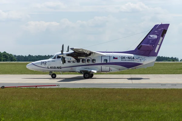 Samolot dwusilnikowy transportowy krótkiego zasięgu Turbolet L-410ng niech. — Zdjęcie stockowe