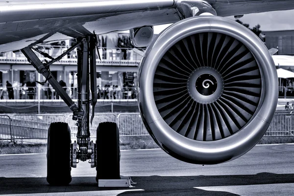 Av landningsställ och turbofan motor av passagerare trafikflygplan — Stockfoto