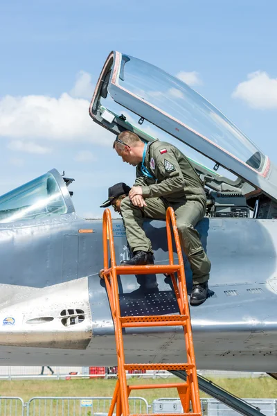 El piloto y el visitante cerca de la cabina del caza multifunción Mikojan-Gurewitsch MiG-29 . — Foto de Stock