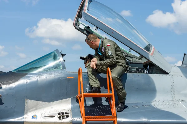 The pilot and the visitor near the cockpit of the multirole fighter Mikojan-Gurewitsch MiG-29. — Stock Photo, Image