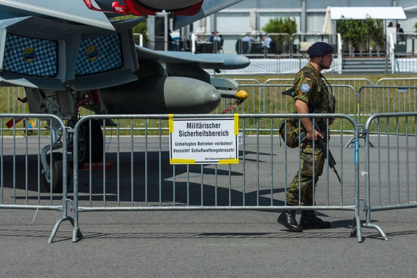 Ένας στρατιώτης φύλακες το αεροσκάφος Eurofighter Typhoon. ΠΟΛΕΜΙΚΗ ΑΕΡΟΠΟΡΙΑ ΓΕΡΜΑΝΙΑΣ. — Φωτογραφία Αρχείου