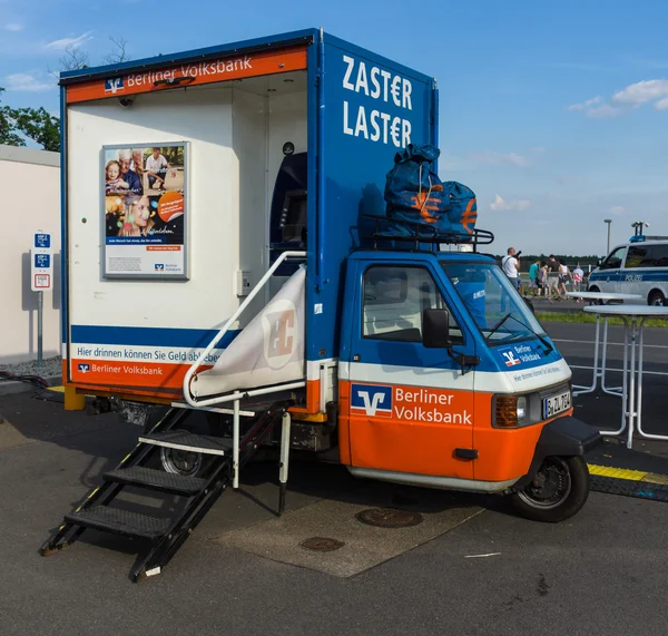 Mobile ATM of the bank "Berliner Volksbank" on the basis of car Piaggio Ape. — Stock Photo, Image