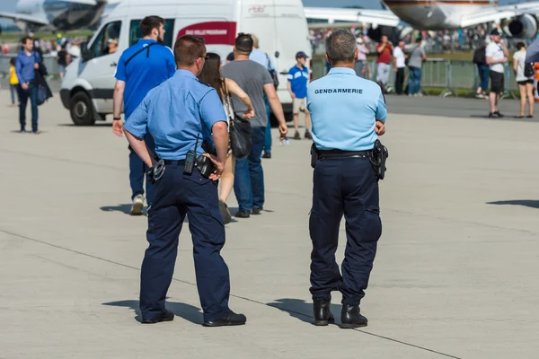 Przedstawiciel policji i Gendarmerie na lotnisku. — Zdjęcie stockowe