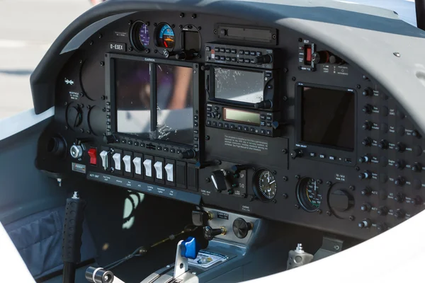 Elektronisches Fluginstrumentensystem von zweisitzigen Leichtflugzeugen Aquila unter 01-100. — Stockfoto