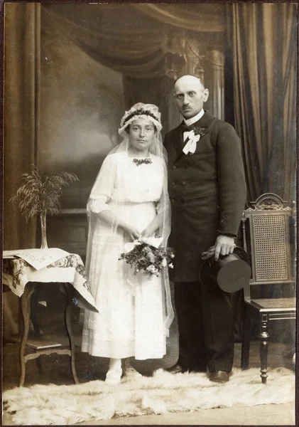 Vintage portrait of a newly-married couple — Stock Photo, Image