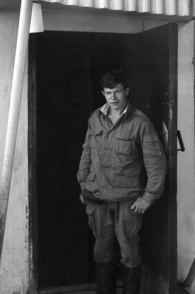 Portréja egy katona fel kötetlen légkörben. váltás után, hogy a vám. film vizsgálat. nagy szemű — Stock Fotó