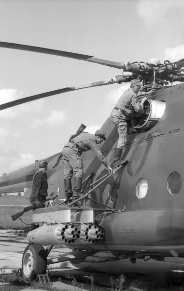 Des soldats inspectent un hélicoptère de combat Mi-8. Numérisation de film. Grandes céréales — Photo