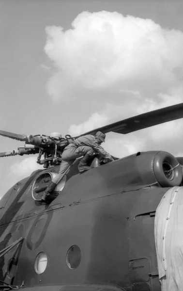 A soldier visiting combat helicopter Mi-8. Film scan. Large grain — Stock Photo, Image