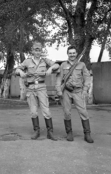 Soldaten posieren mit Gewehren. Filmscan. Großkorn — Stockfoto