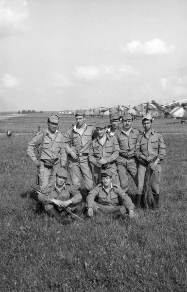 A group of soldiers on the Air Force base. Film scan. Large grain — Stock Photo, Image