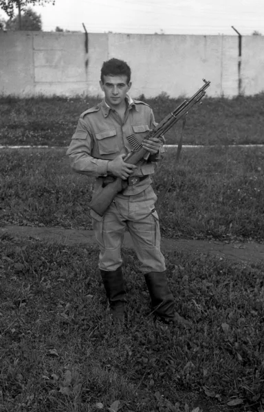 Um soldado posando com armas. Análise de filmes. Grão grande — Fotografia de Stock