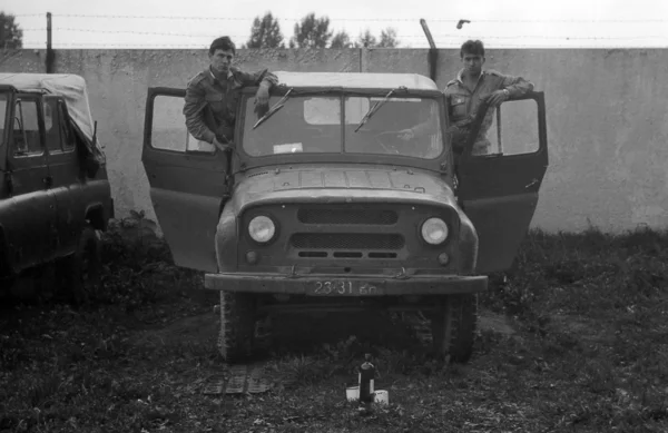 Δύο στρατιώτες στο στρατό το suv uaz-469. σάρωση φιλμ. μεγάλος κόκκος — Φωτογραφία Αρχείου