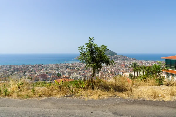 Alanya en de Middellandse Zee vanuit de kikvors bekijken. Turkije. — Stockfoto