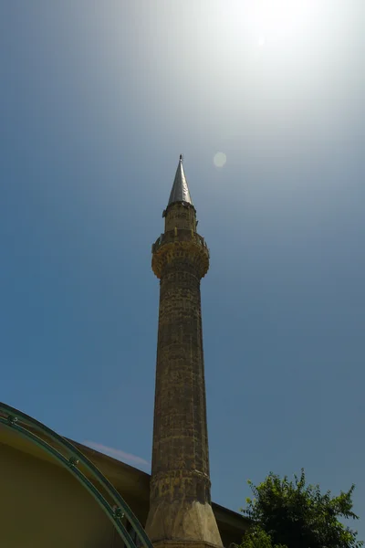 Minaret proti modré obloze. Turecko. — Stock fotografie