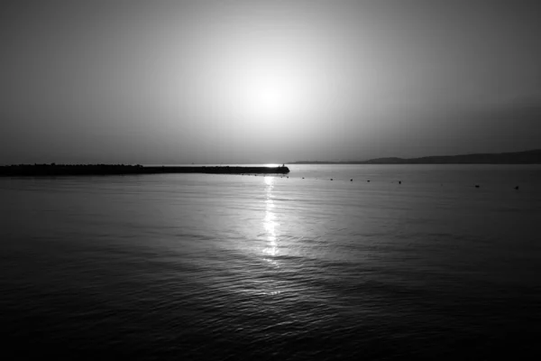 Sonnenuntergang auf See. schwarz-weiß. — Stockfoto
