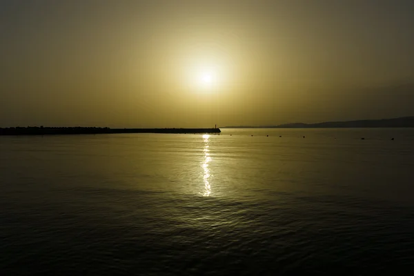 Goldener Sonnenuntergang über dem Meer. — Stockfoto
