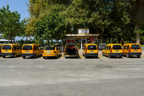 Parking taxi miasta. Alanya jest popularny kurort śródziemnomorski. — Zdjęcie stockowe