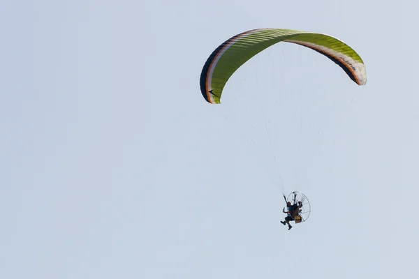 滑翔伞在天空中。极致的娱乐. — 图库照片