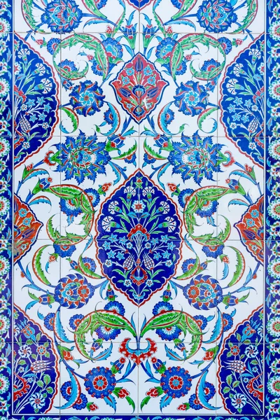 East ornament on the tile on the wall of the mosque in the village of Avsallar. Anatolian coast. — Stock Photo, Image