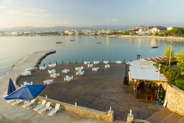 De stranden aan de kust. buiten restaurant op het strand. Anatolische kust - een populaire vakantiebestemming in de zomer van de Europese burgers. — Stockfoto