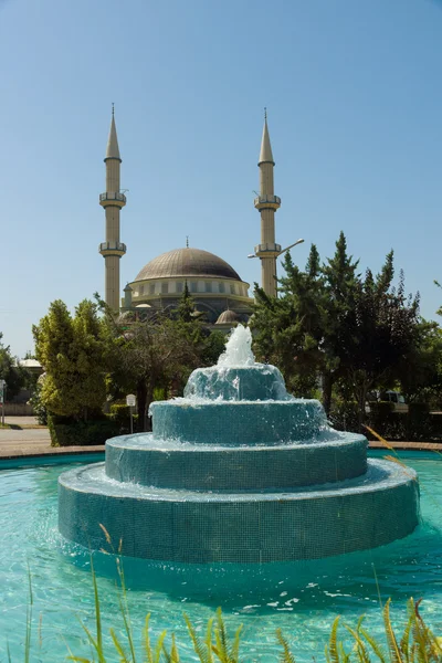 La mezquita principal del pueblo de Avsallar. En la fuente del primer plano. Costa de Anatolia . —  Fotos de Stock