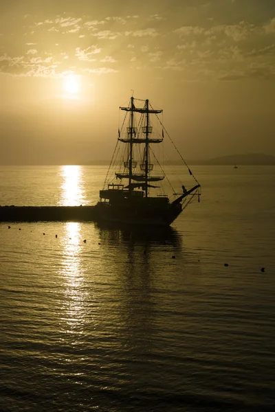 Evening. Sailboat in the bay. — Stock Photo, Image