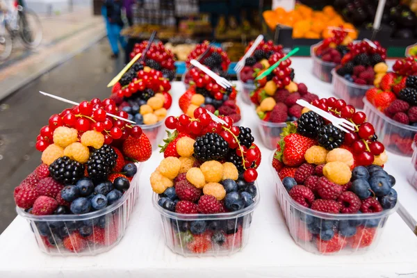 Sale of fresh berries. Focus on the foreground. — Stock Photo, Image